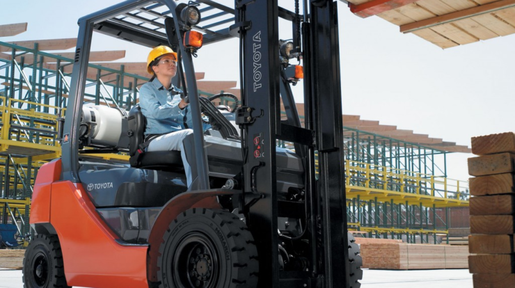 Before you purchase a forklift, you should read this buying guide first.